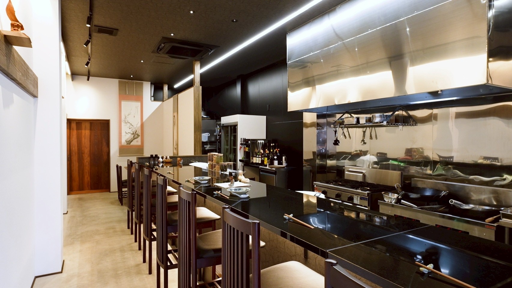 四畳飯店のカウンター席。温かみのある照明と清潔感のある空間